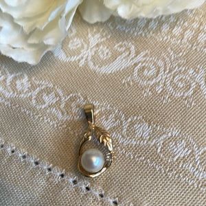 Gold pendant with pearl and diamond